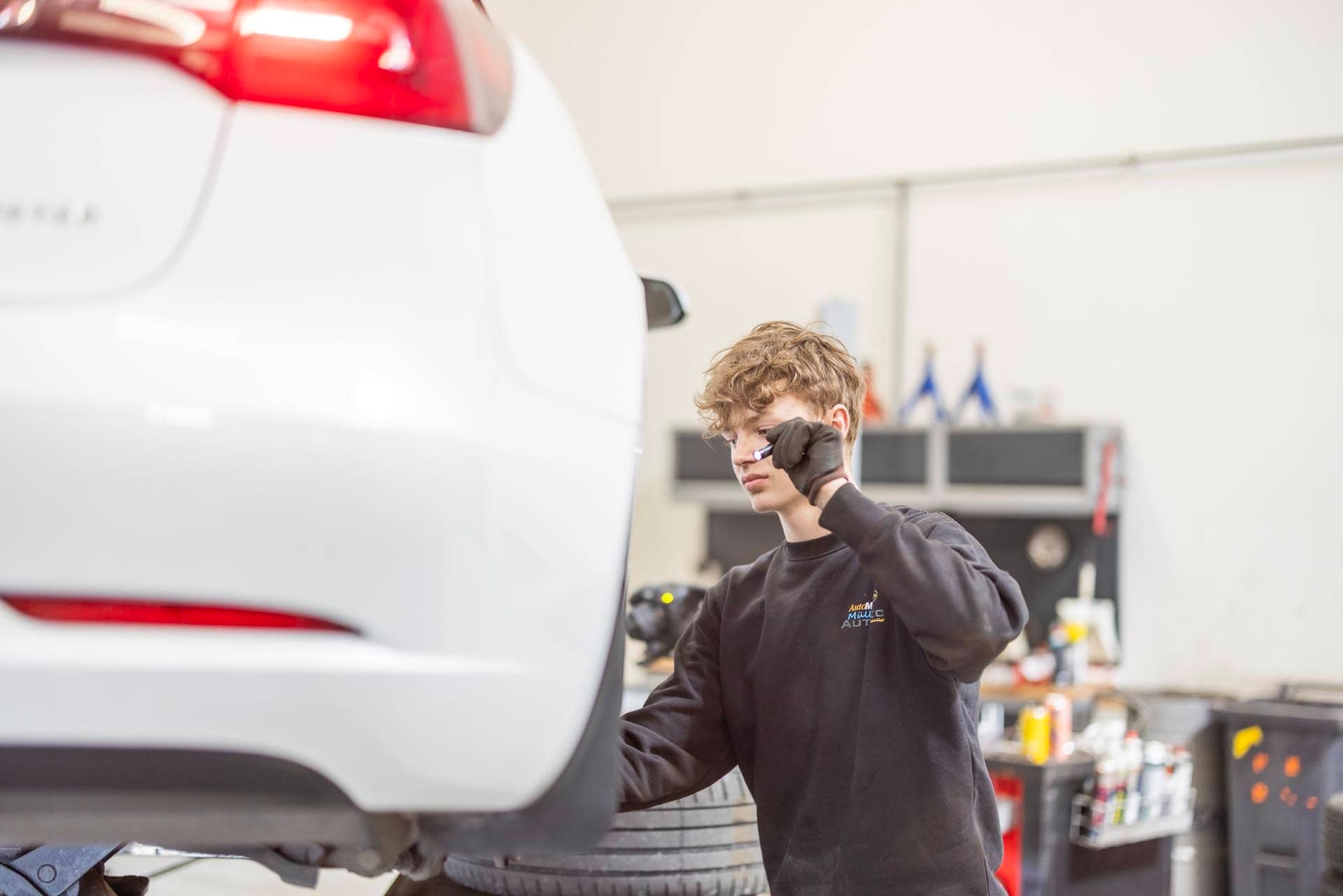 Tesla Service Guide 2026: Alt du skal vide om vedligeholdelse og reparation